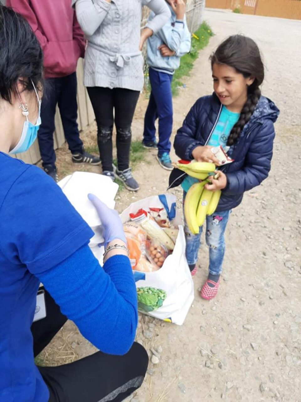 Asociația „Licuricii fericiți” a ajutat peste 250 de persoane vârstnice și 200 de copii din familii vulnerabile