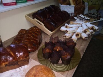 Pâine, plăcinte, colaci, prăjituri, torturi și alte bunătăți de la Mopan, livrate sucevenilor acasă