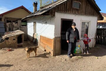 O fetiță de doar șase ani, care trăiește în mari lipsuri, ajutată cu alimente și jucării de Fundația Umanitară Nord 2001 Sânge pentru România