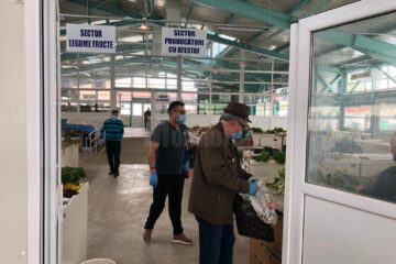 Mască și mănuși de protecție, obligatorii pentru vânzătorii din piețele agroalimentare din Suceava