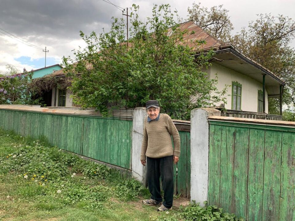 Un bărbat din Mihoveni trăiește într-o sărăcie lucie, cu un venit lunar de 142 de lei
