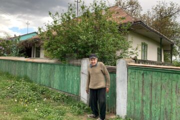 Un bărbat din Mihoveni trăiește într-o sărăcie lucie, cu un venit lunar de 142 de lei