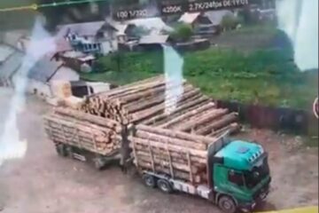 Camionul cu masă lemnoasă interceptat de polițiști în urma sesizării făcute de Tiberiu Boșutar