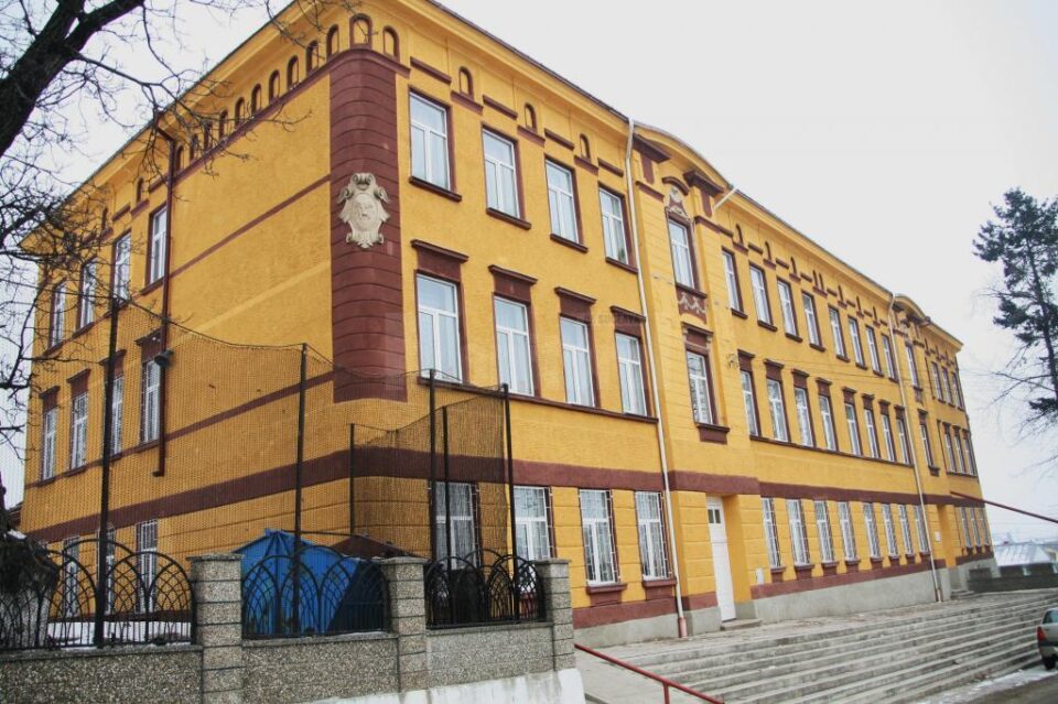 Profesorii de la Școala din Bosanci refuză să-și reia activitatea din cauza pericolului de îmbolnăvire Profesorii de la Școala din Bosanci refuză să-și reia activitatea din cauza pericolului de îmbolnăvire