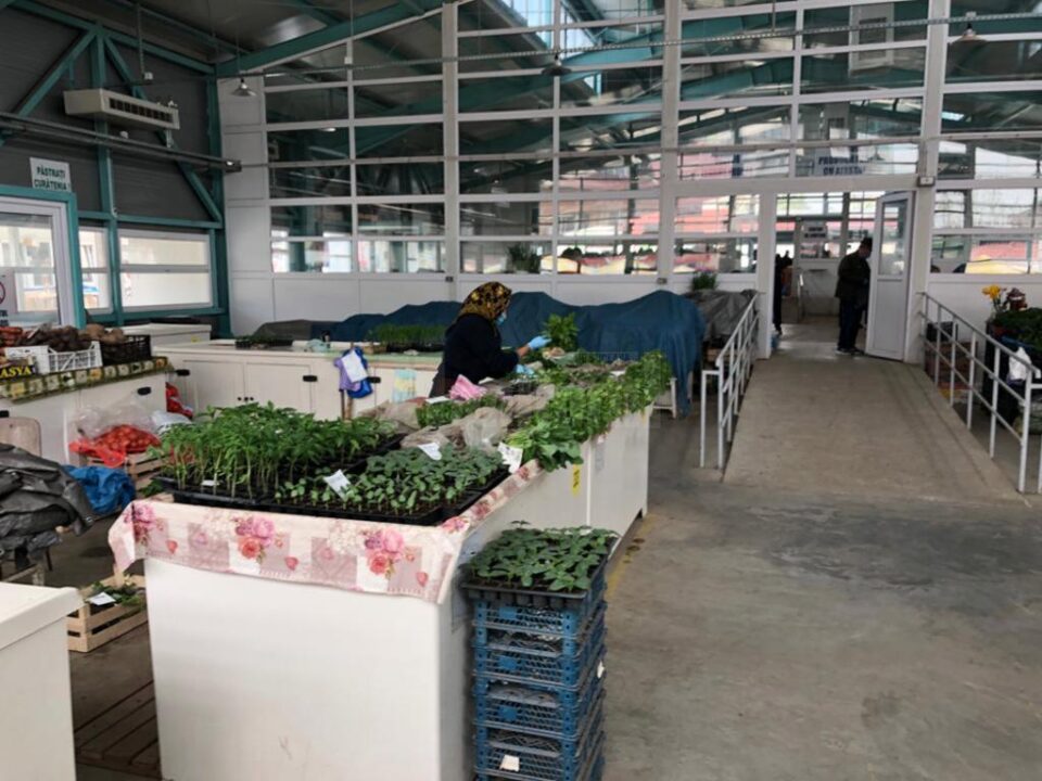 Mască și mănuși de protecție, precum și folie pe produsele expuse, obligatorii pentru vânzătorii din piețele agroalimentare din Suceava