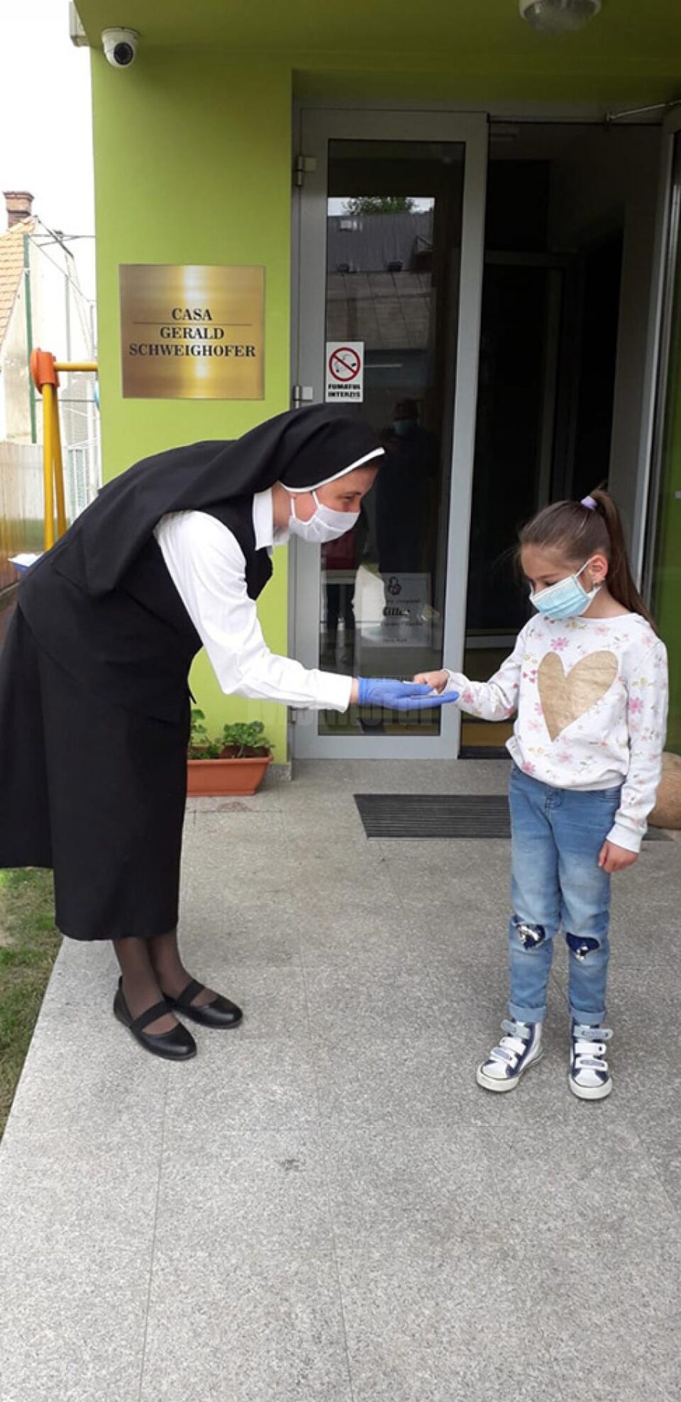 Un copil de 9 ani a luat banii din pușculiță și i-a donat Centrului Social ”Maria Ward” din Rădăuți