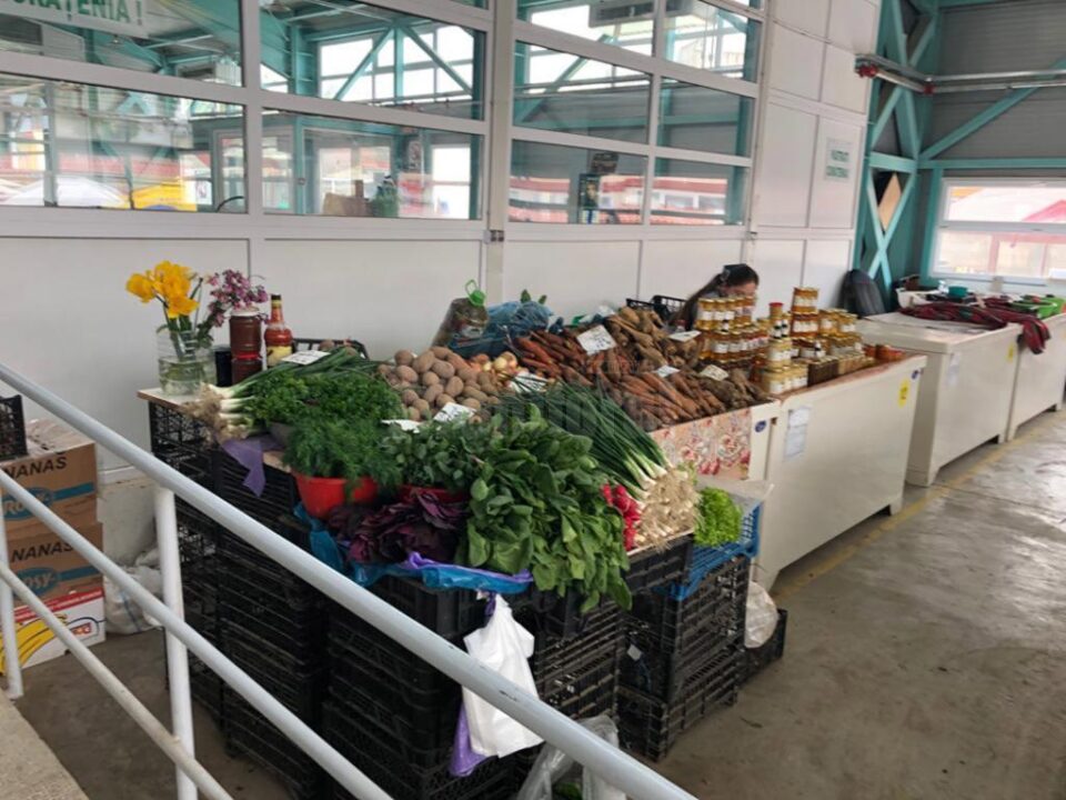 Mască și mănuși de protecție, precum și folie pe produsele expuse, obligatorii pentru vânzătorii din piețele agroalimentare din Suceava