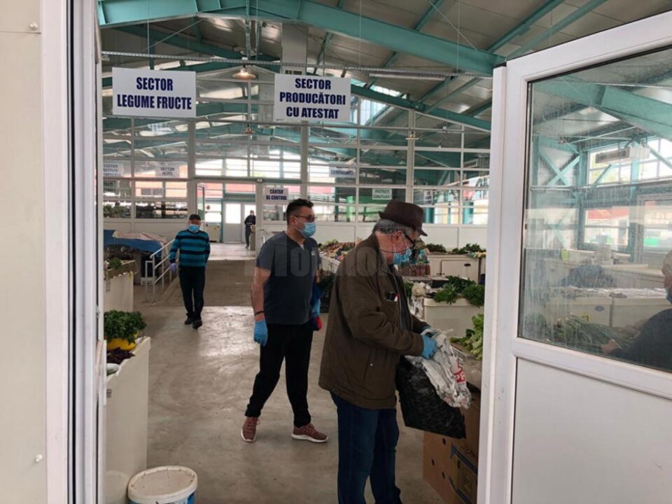 Mască și mănuși de protecție, obligatorii pentru vânzătorii din piețele agroalimentare din Suceava