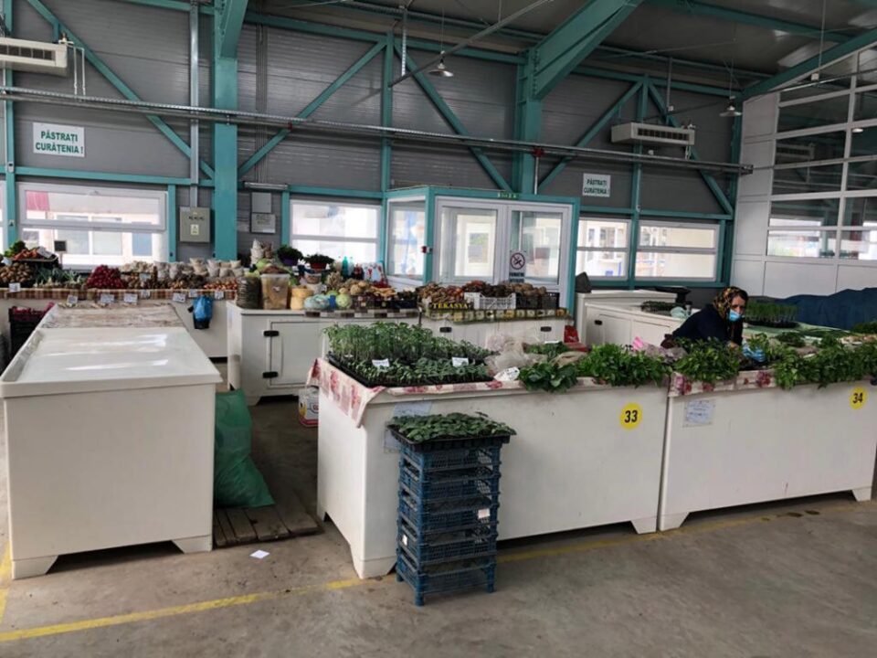 Mască și mănuși de protecție, precum și folie pe produsele expuse, obligatorii pentru vânzătorii din piețele agroalimentare din Suceava