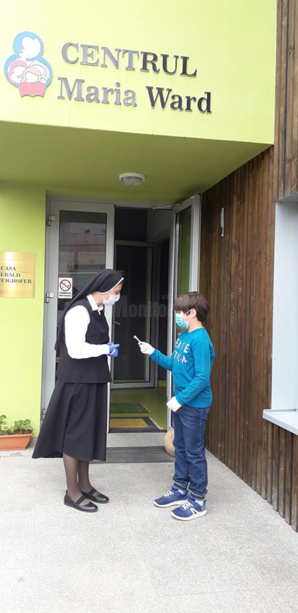 Un copil de 9 ani a luat banii din pușculiță și i-a donat Centrului Social ”Maria Ward” din Rădăuți