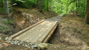 La Gura Humorului se finalizează amenajarea a două trasee turistice și a unui spectaculos foișor de observare cu șase etaje