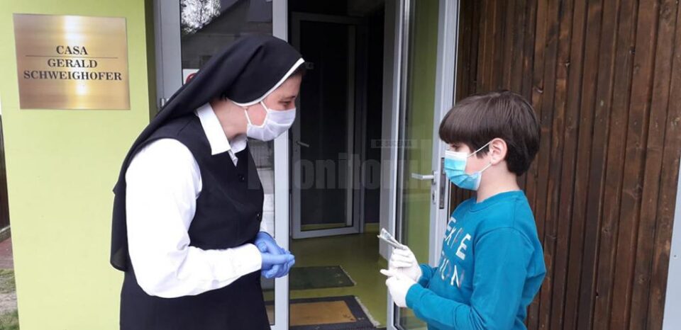 Un copil de 9 ani a luat banii din pușculiță și i-a donat Centrului Social ”Maria Ward” din Rădăuți
