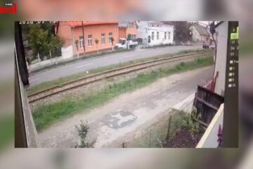 Camioneta mergând cu viteză pe trotuar