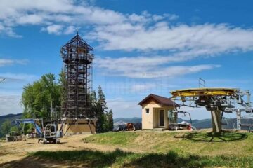 La Gura Humorului se finalizează amenajarea a două trasee turistice și a unui spectaculos foișor de observare cu șase etaje