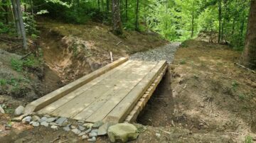 La Gura Humorului se finalizează amenajarea a două trasee turistice și a unui spectaculos foișor de observare cu șase etaje