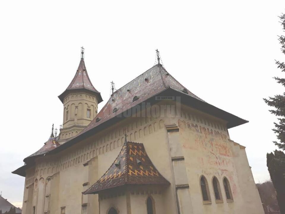 Credincioșii care vor să intre în biserici trebuie să poarte mască și să se dezinfecteze pe mâini