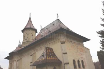 Credincioșii care vor să intre în biserici trebuie să poarte mască și să se dezinfecteze pe mâini