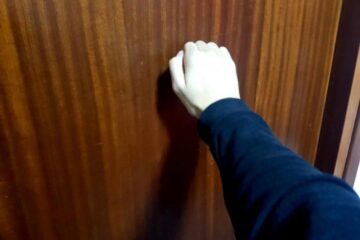 Compania de distribuție a energiei electrice avertizează sucevenii să nu le dea bani falșilor încasatori