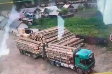 Camionul cu masă lemnoasa interceptat de polițiști în urma sesizării făcute de Tiberiu Boșutar