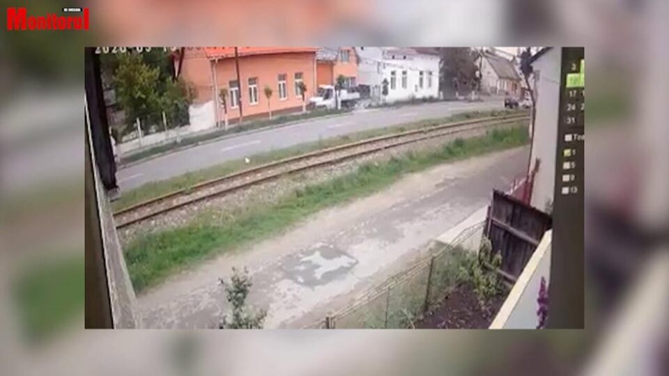 Cu camioneta pe trotuar, după ce a evitat un accident în ultima clipă