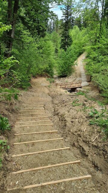 La Gura Humorului se finalizează amenajarea a două trasee turistice și a unui spectaculos foișor de observare cu șase etaje