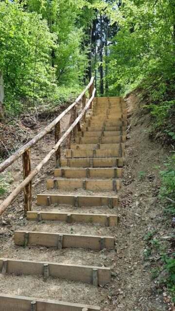 La Gura Humorului se finalizează amenajarea a două trasee turistice și a unui spectaculos foișor de observare cu șase etaje