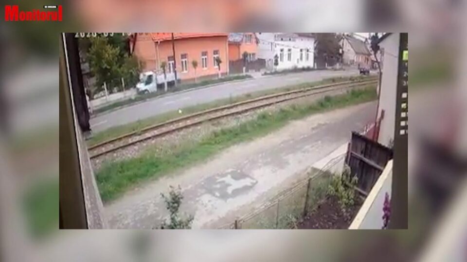 Cu camioneta pe trotuar, după ce a evitat un accident în ultima clipă