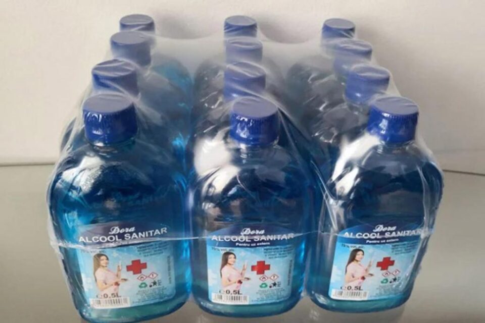 Substanțe dezinfectante și măști de protecție, confiscate de polițiști. Foto: capital.ro