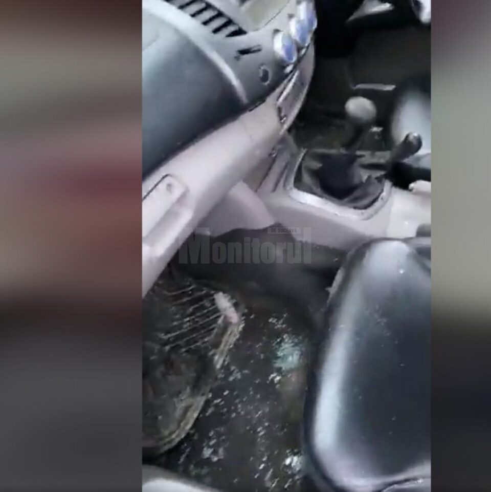Mașina prietenilor lui Tiberiu Boșutar, cu geamurile sparte
