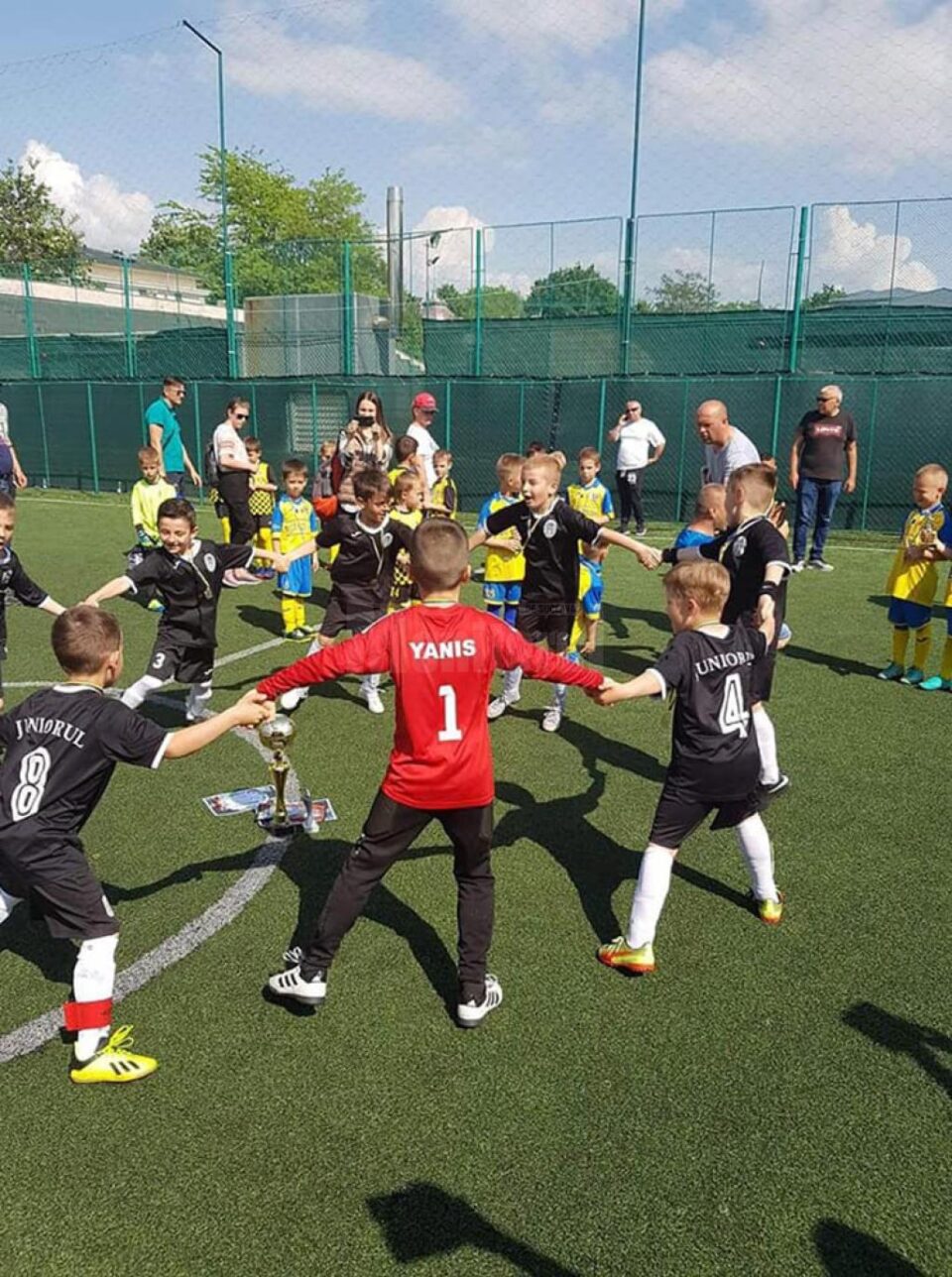 Bucuria micilor fotbaliști de la Juniorul Suceava este nemărginită atunci când se află pe terenul de sport
