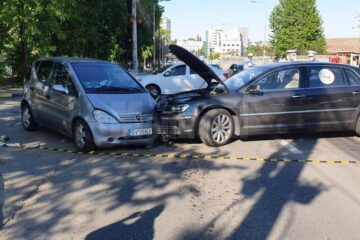 Accident între două șoferițe, în fața poliției județene