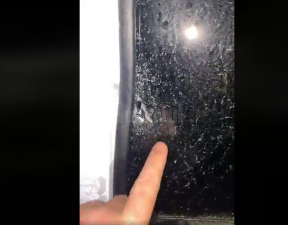 Mașina lui Tiberiu Boșutar, bușită în laterală și cu un geam spart