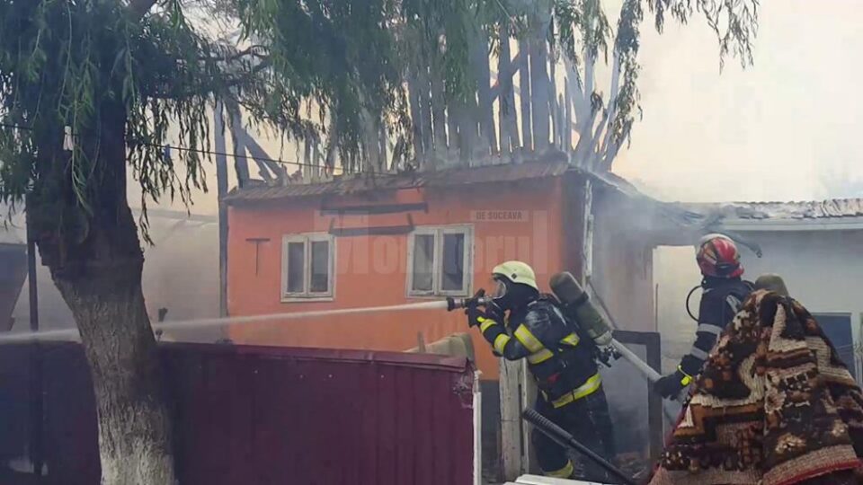Casa unei familii din Plopeni, salvată in extremis de pompieri de la incendiu