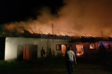 Pompierii s-au luptat patru ore cu flăcările