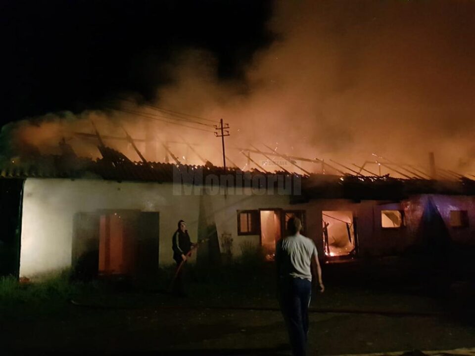 Pompierii s-au luptat patru ore cu flăcările