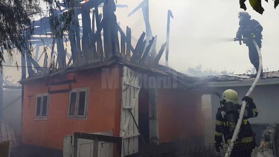 Casa unei familii din Plopeni, salvată in extremis de pompieri de la incendiu
