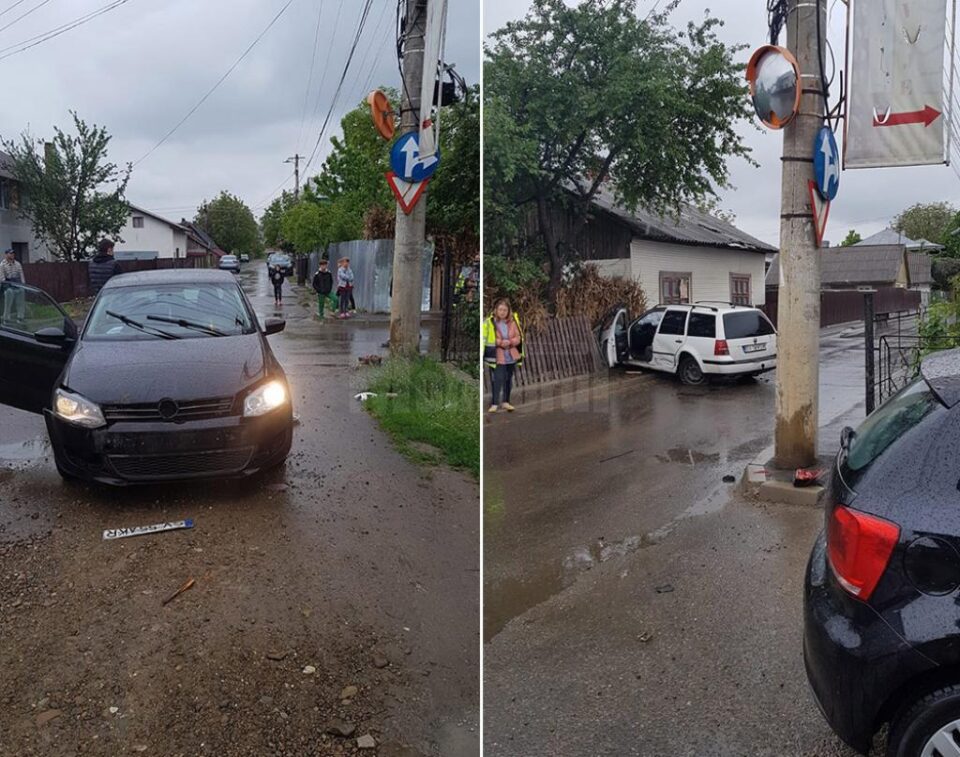 Ambele mașini au suferit avarii