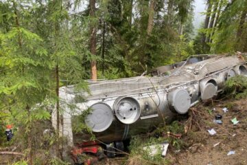 Șoferul care a murit după ce s-a răsturnat cu cisterna încărcată cu lapte avea suspendat dreptul de conducere