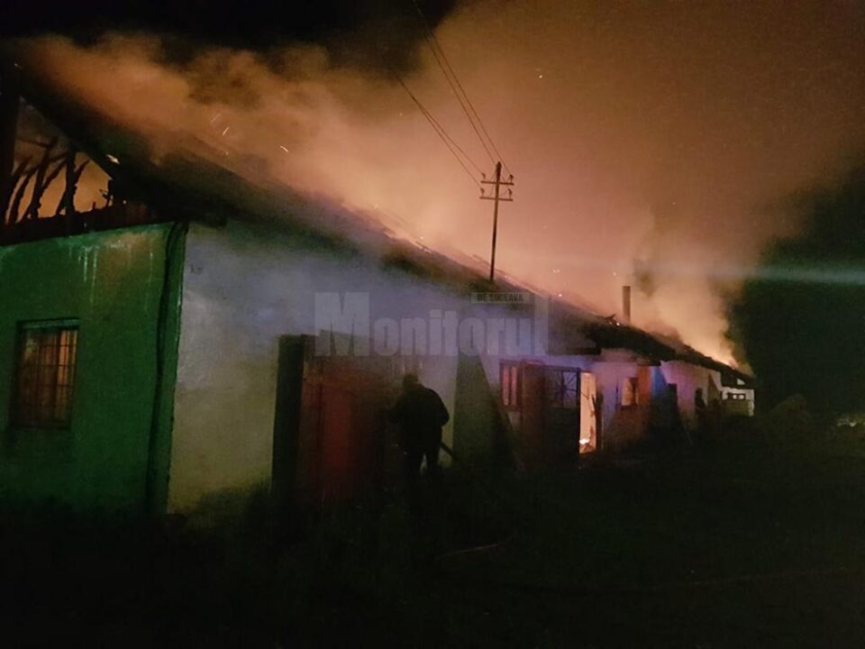 Pompierii s-au luptat patru ore pentru a stinge un incendiu la o hală de producție brichete din lemn