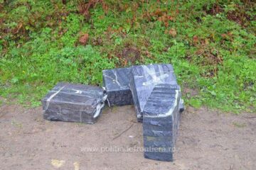 Aproape 2.000 de pachete de țigări de contrabandă, „răsărite” în vegetația de la frontieră