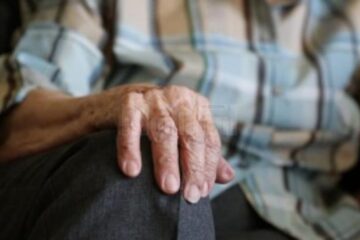 Autoritățile le recomandă persoanelor în vârstă limitarea deplasărilor și evitarea locurilor aglomerate Sursa foto realitatea.net