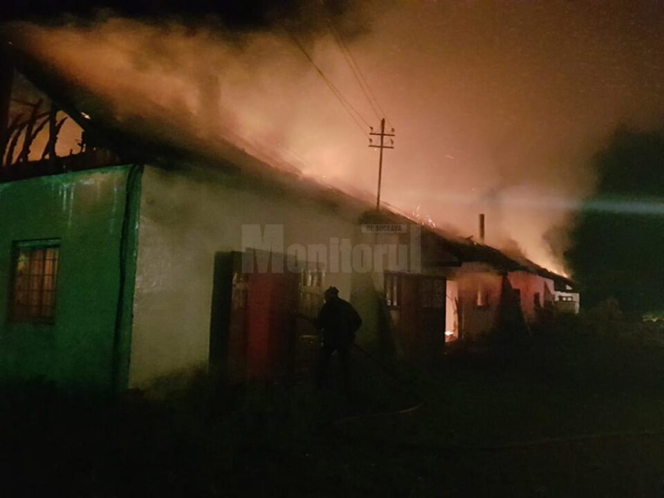 Pompierii s-au luptat patru ore pentru a stinge un incendiu la o hală de producție brichete din lemn