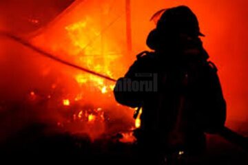 Sicrie și coroane funerare, distruse în urma unui incendiu