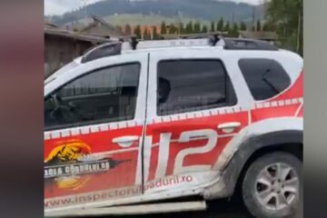 Mașina lui Tiberiu Boșutar, bușită în laterală și cu un geam spart