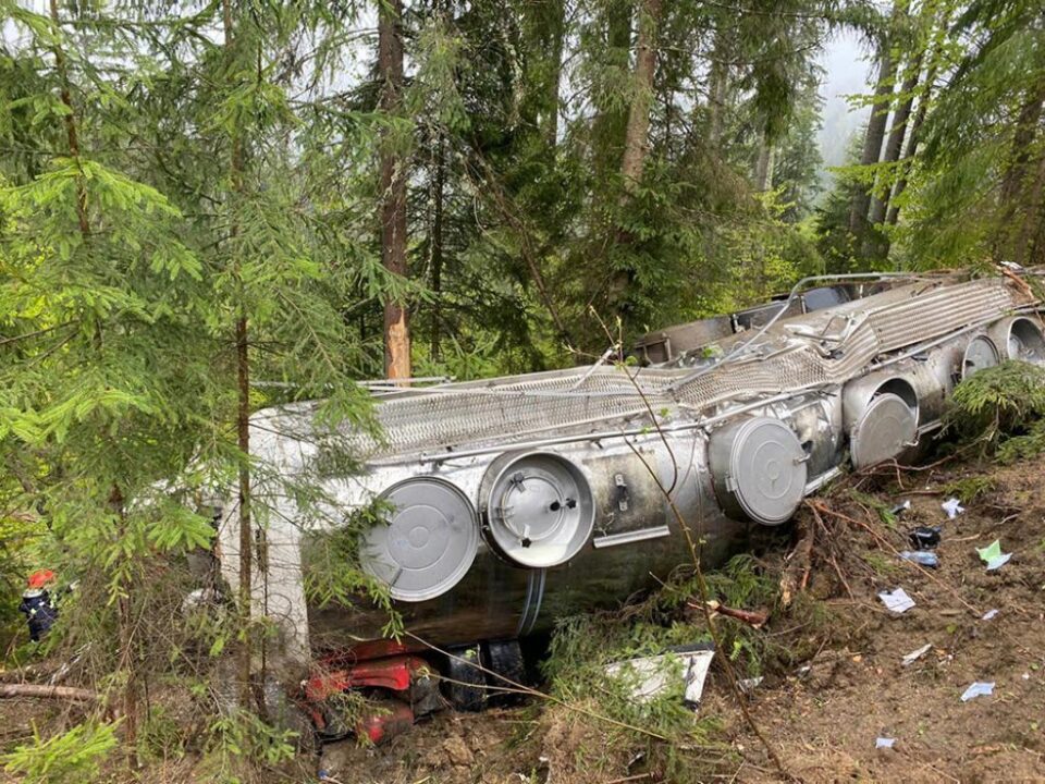 Șoferul care a murit după ce s-a răsturnat cu cisterna încărcată cu lapte avea suspendat dreptul de conducere Șoferul care a murit după ce s-a răsturnat cu cisterna încărcată cu lapte avea suspendat dreptul de conducere