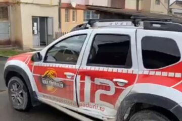 Mașina lui Tiberiu Boșutar, bușită în laterală și cu un geam spart