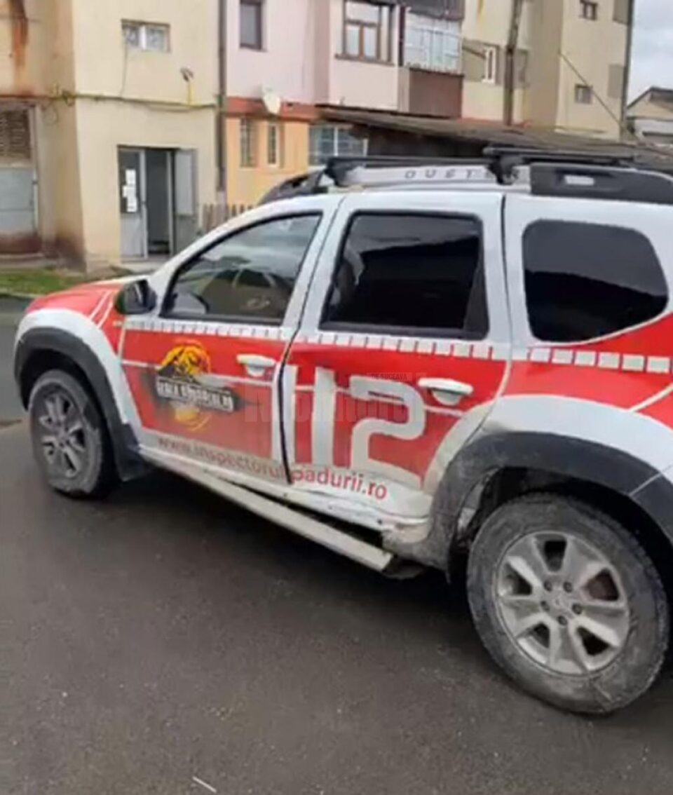 Mașina lui Tiberiu Boșutar, bușită în laterală și cu un geam spart
