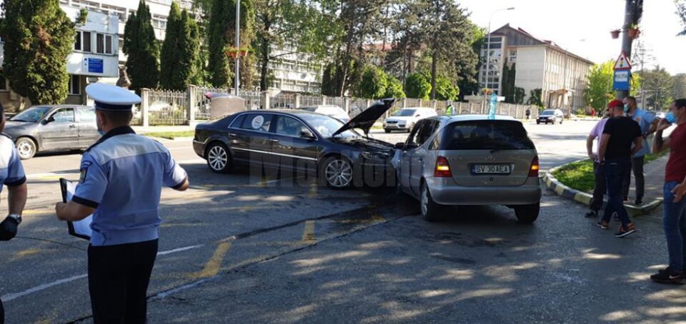 Accident în fața sediului Inspectoratului de Poliție Județean Suceava