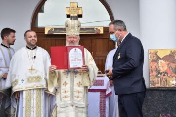 Directorul medical la Spitalului Județean Suceava în perioada militarizată, premiat de Mitropolitul Andrei, Foto credit Mitropolia Clujului Darius Echim