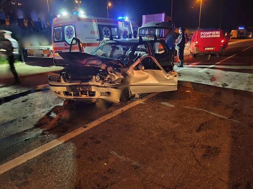 Două mașini s-au ciocnit violent la ieșirea din Suceava spre Plopeni